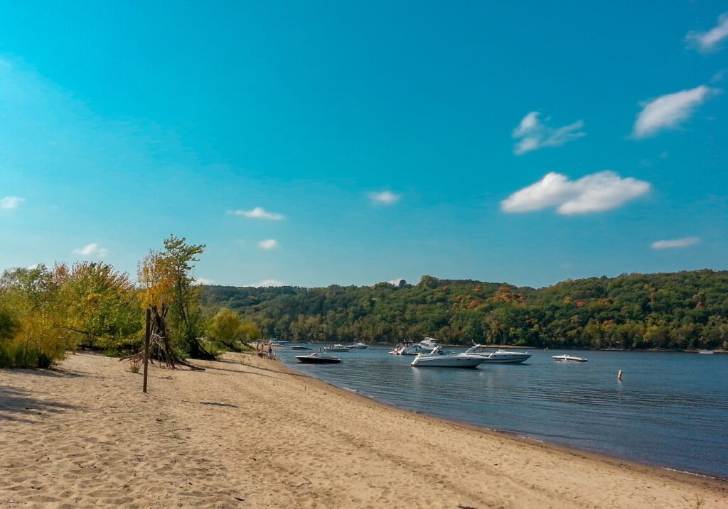 Mirror Lake shoreline at Mirror lake state park in Wisconsin