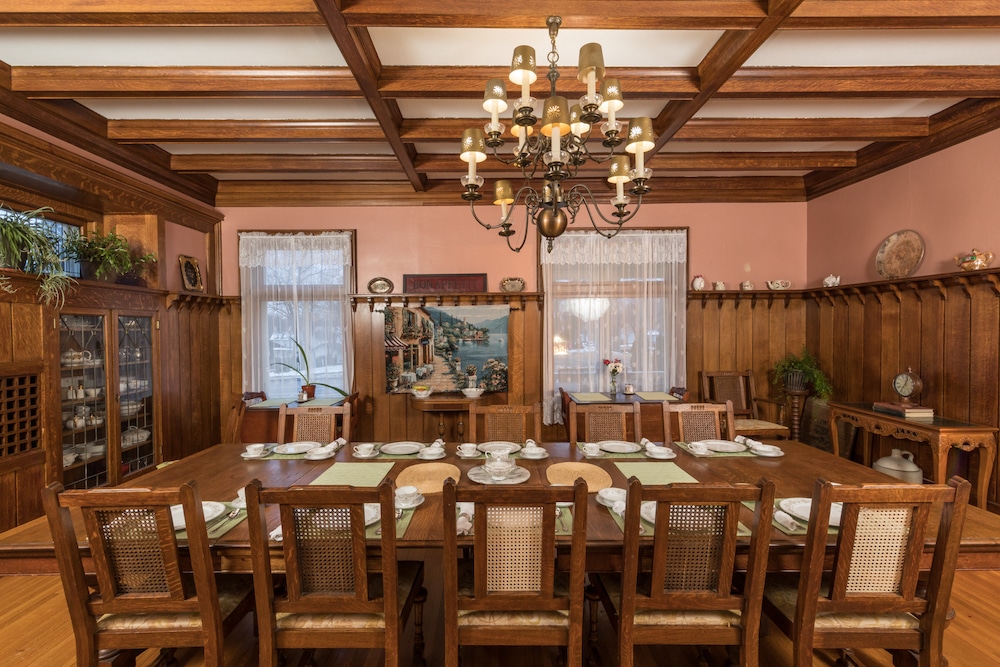 Baraboo Restaurants, photo of the dining room at our Baraboo Bed and Breakfast 