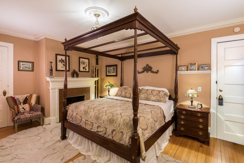The Best Baraboo Bed and Breakfast near Devil's Lake state park, photo of a guest room at Ringling House 